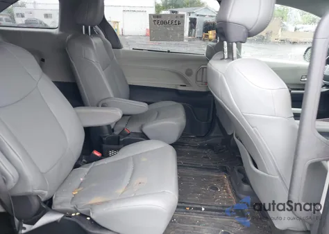 2022 Toyota Sienna Xle z USA, uszkodzony, nr VIN 5TDJSKFC7NS062964